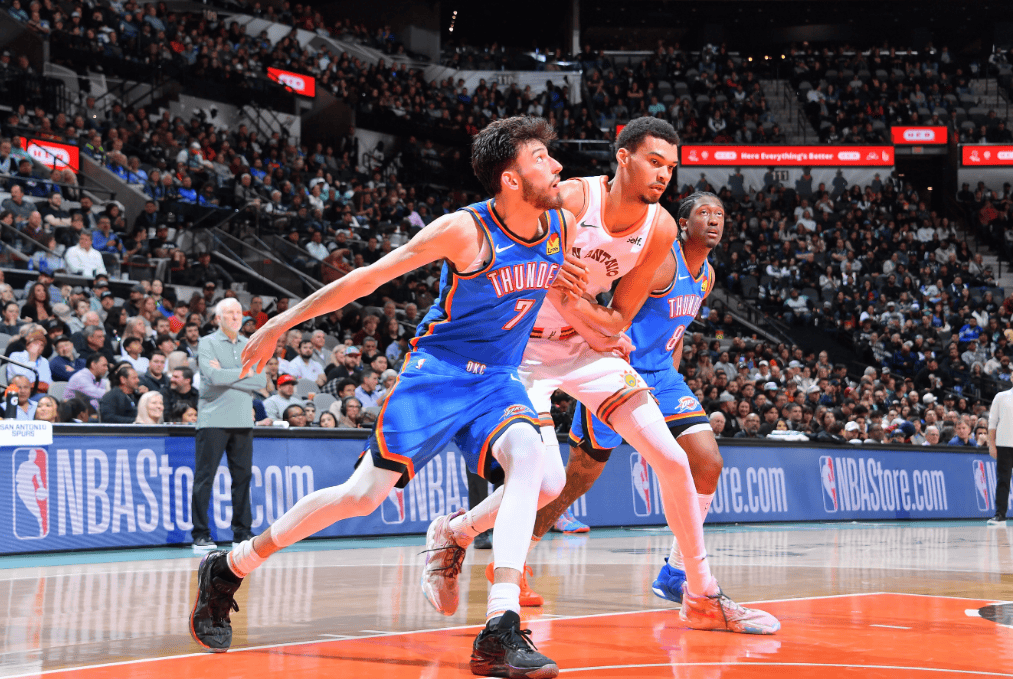 IM电竞真人娱乐-鹈鹕险胜冲击季后赛，迎来胜利关键表现点燃全场！