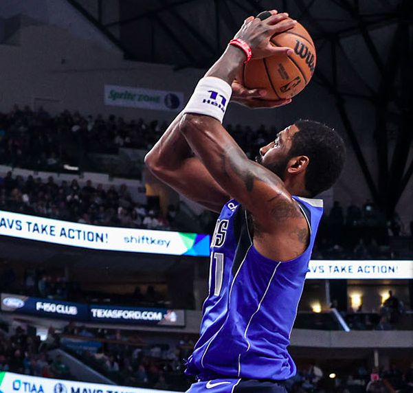 IM电竞2025年-鹈鹕惊艳全场，掀起高潮助攻爆棚，独行侠逆转取胜！