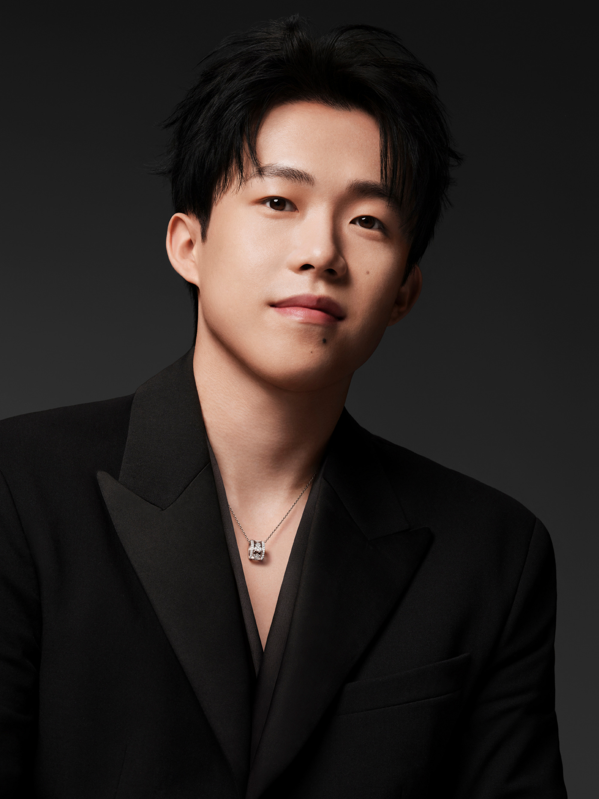 IM电竞2025年-王楚钦赛后谦逊发言登热搜，巴黎圣日耳曼大胜丹佛掘金引发热议的简单介绍